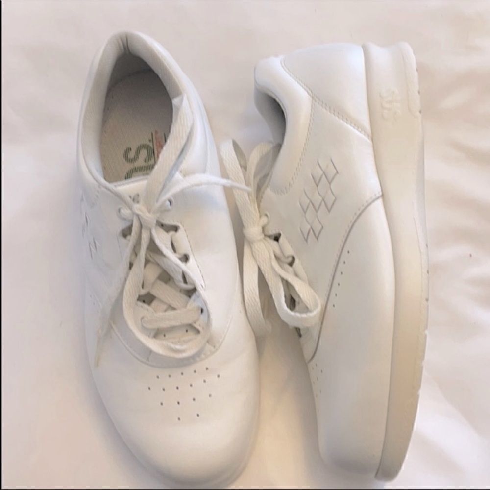 SAS WHITE LEATHER COMFORT SHOES. NEW.